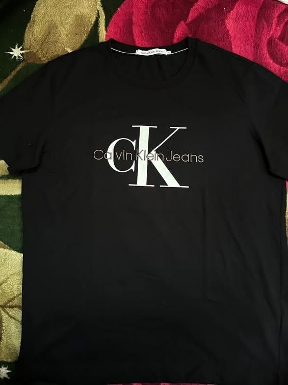 Calvin Klein T-shirt (Category: Formal Shirts) located in Toledo. Submitted by youngstone_202123 (Listing ID 1468194321, Image 1). Description: Calvin Klein T-shirt Color Black 🖤 ✅Size XL ✅Excellent Condition No issue.
