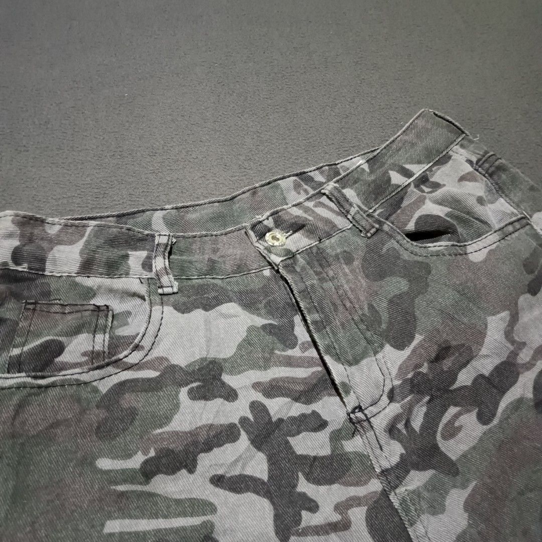 Camouflage Pants (Category: Jeans) located in Manila. Submitted by eyldrn (Listing ID 1468238018, Image 3). Description: (Men). Condition goods SIZE color rate 10/10 W-32. Issue sign of usage L-41 T-13 H-12.5.
