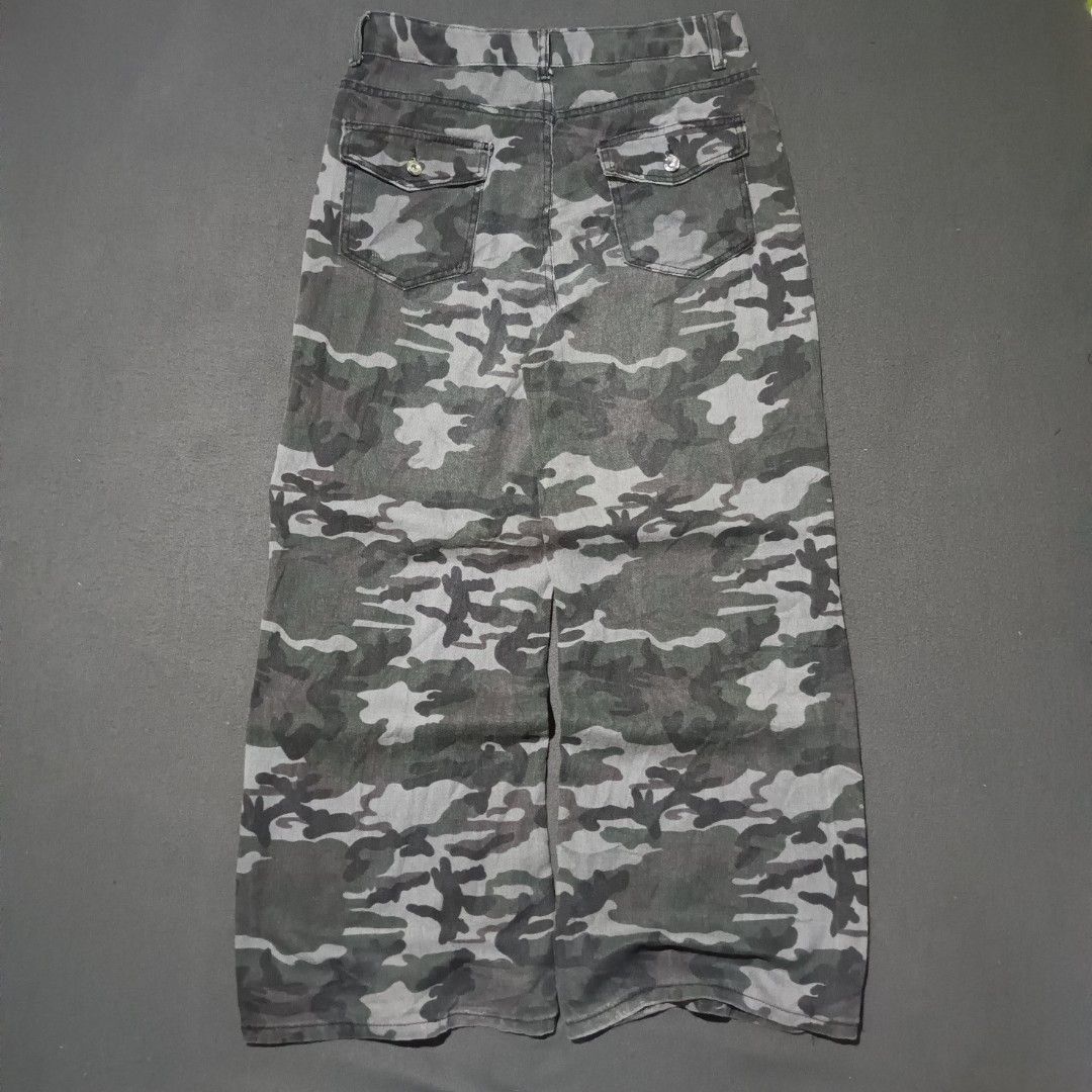 Camouflage Pants (Category: Jeans) located in Manila. Submitted by eyldrn (Listing ID 1468238018, Image 2). Description: (Men). Condition goods SIZE color rate 10/10 W-32. Issue sign of usage L-41 T-13 H-12.5.