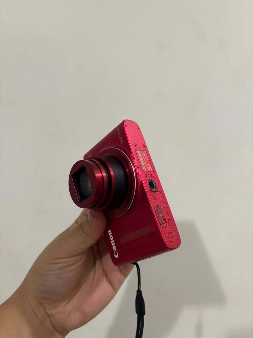 Canon Powershot SX610 HS (Category: Cameras) located in Ternate. Submitted by pradababy (Listing ID 1468229583, Image 3). Description: 🪷 lady owned! i really loved this cam (an ult gem) but nasa-stock nalang sa drawer ko because i’m busy with work. i also have other cameras so i’m letting this one go! u can see the vignette sa screen but it doesnt affect the output! comes with a charger, three rechargable batteries, new SD card, and pouch. ⚡️ dm
