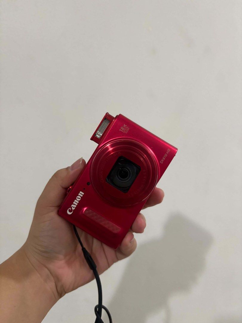 Canon Powershot SX610 HS (Category: Cameras) located in Ternate. Submitted by pradababy (Listing ID 1468229583, Image 1). Description: 🪷 lady owned! i really loved this cam (an ult gem) but nasa-stock nalang sa drawer ko because i’m busy with work. i also have other cameras so i’m letting this one go! u can see the vignette sa screen but it doesnt affect the output! comes with a charger, three rechargable batteries, new SD card, and pouch. ⚡️ dm