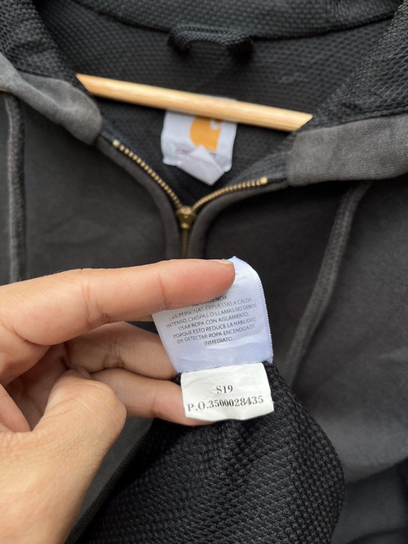 Carhartt hoodie (Category: Coats, Jackets and Outerwear) located in City of Isabela. Submitted by ibzagga (Listing ID 1468126113, Image 3). Description: 25x27 dimes Issue broken ziffer pero goods pa.