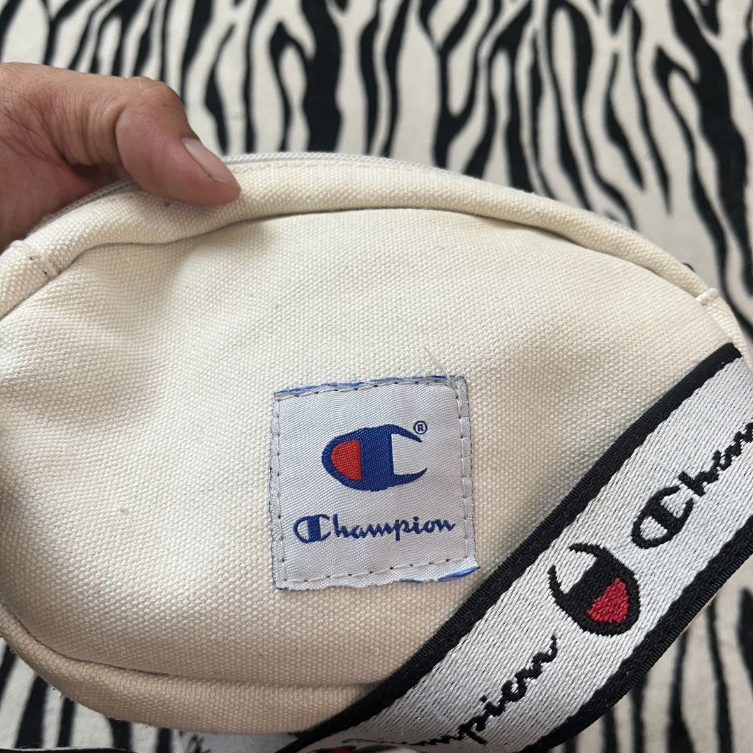 Champion biglogo sling (Category: Sling Bags) located in Manila. Submitted by royaldripmanila (Listing ID 1468165742, Image 3). Description: No issue W8 L6.