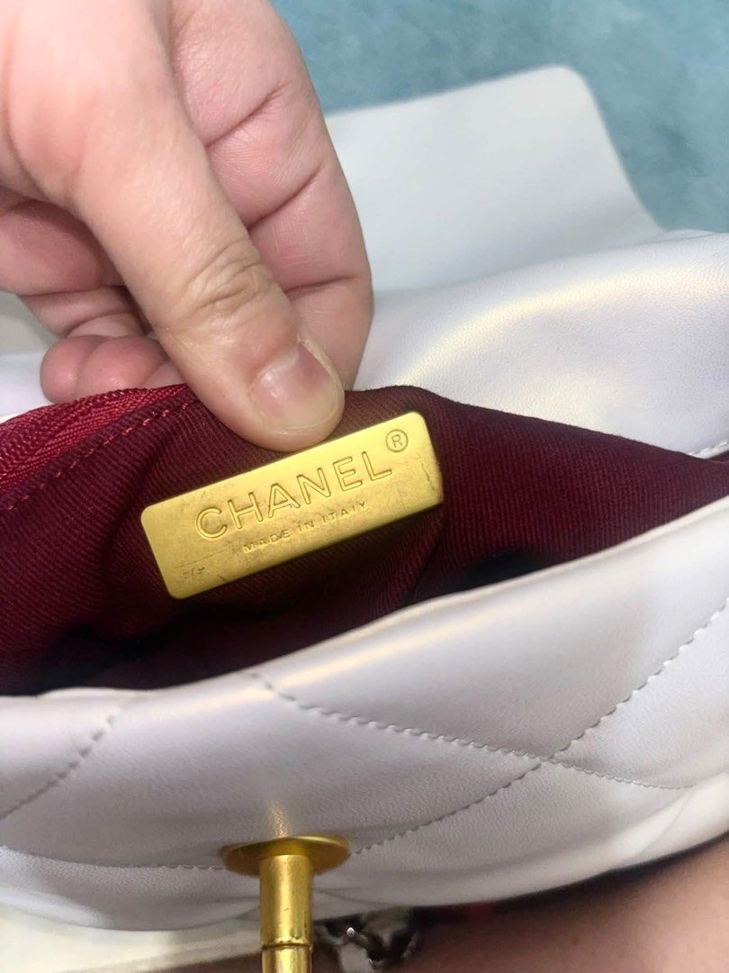 chanel (Category: Cross-body Bags) located in Mexico. Submitted by aicayukiee (Listing ID 1468107269, Image 3). Description: no issue.