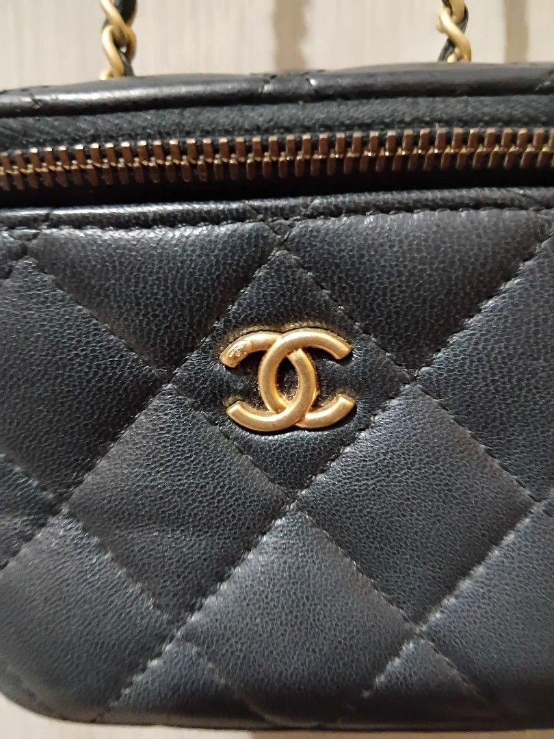 Chanel (Category: Luxury Bags & Wallets) located in Malasiqui. Submitted by v.hype (Listing ID 1468181079, Image 3). Description: Chanel quilted mini vanity case with chain issue: minimal sign of used price: 6500 pesos + ship.