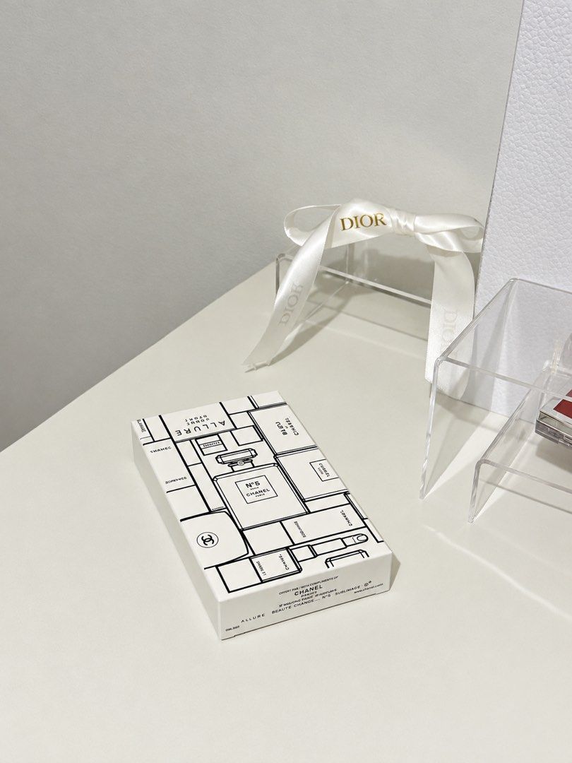 Chanel Holiday Gift Box (Category: Card Packs) located in Quezon City. Submitted by rfclub (Listing ID 1468237145, Image 1). Description: pwede pang gift.