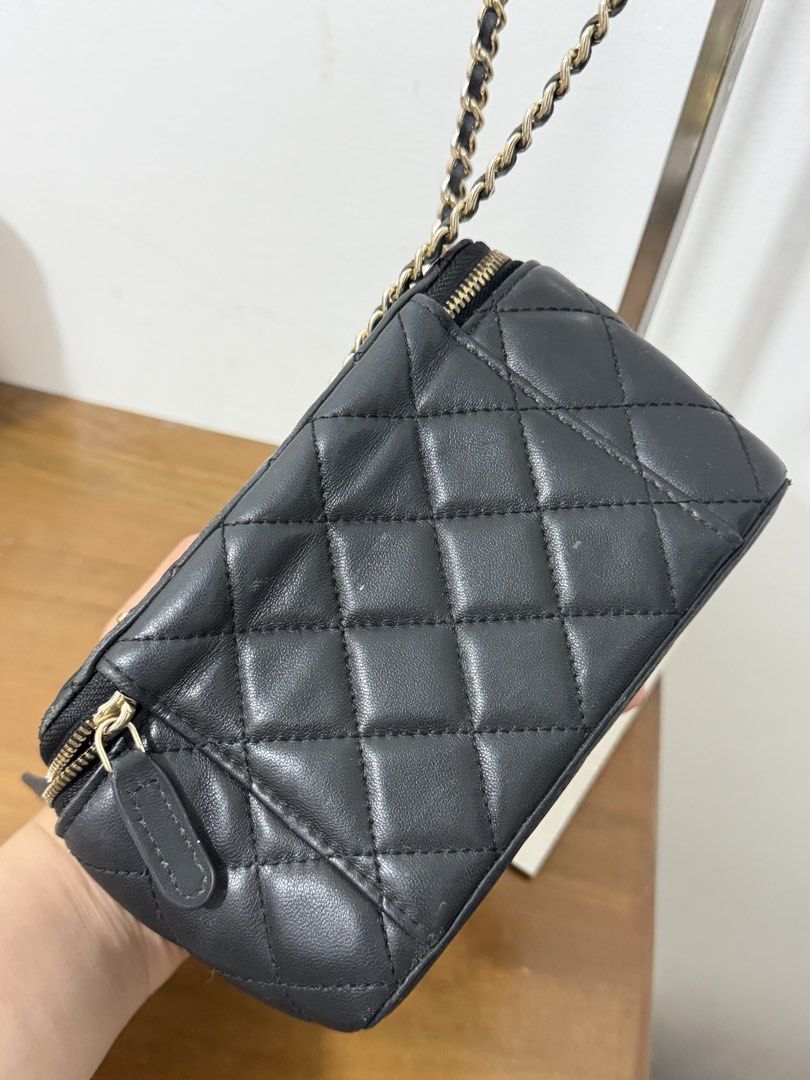 Chanel vanity bag (Category: Luxury Bags & Wallets) located in Manila. Submitted by prelovedbyramiah (Listing ID 1468239628, Image 2). Description: ofed.