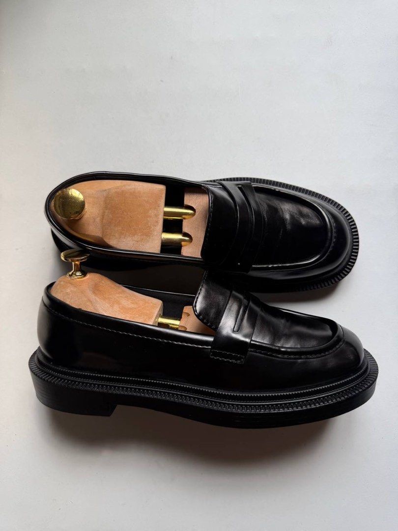 Charles and Kieth (Category: Loafers) located in Cagayan de Oro. Submitted by thrift_crate.ph (Listing ID 1468224235, Image 2). Description: ᴄʜᴀʀʟᴇs ᴀɴᴅ ᴋɪᴇᴛʜ ᴄʜᴜɴᴋʏ ʟᴏᴀғᴇʀs 𝟽.𝟻ᴜs ᴡᴍɴs / 𝟸𝟺.𝟻ᴄᴍ 𝐒𝐢𝐳𝐞: 7.5US / 24.5cm 𝐂𝐨𝐧𝐝𝐢𝐭𝐢𝐨𝐧 𝐫𝐚𝐭𝐞: 10/10 𝐂𝐨𝐥𝐨𝐫 𝐫𝐚𝐭𝐞: 10/10 Issue/s: NO ISSUES CAN PASS AS BRAND NEW .