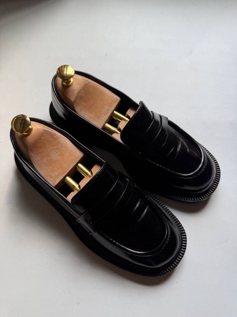 Charles and Kieth (Category: Loafers) located in Cagayan de Oro. Submitted by thrift_crate.ph (Listing ID 1468224235, Image 3). Description: ᴄʜᴀʀʟᴇs ᴀɴᴅ ᴋɪᴇᴛʜ ᴄʜᴜɴᴋʏ ʟᴏᴀғᴇʀs 𝟽.𝟻ᴜs ᴡᴍɴs / 𝟸𝟺.𝟻ᴄᴍ 𝐒𝐢𝐳𝐞: 7.5US / 24.5cm 𝐂𝐨𝐧𝐝𝐢𝐭𝐢𝐨𝐧 𝐫𝐚𝐭𝐞: 10/10 𝐂𝐨𝐥𝐨𝐫 𝐫𝐚𝐭𝐞: 10/10 Issue/s: NO ISSUES CAN PASS AS BRAND NEW .