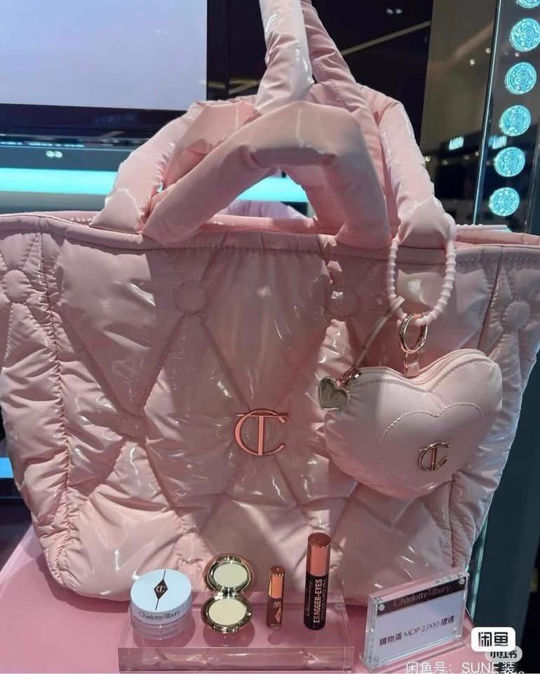 Charlotte Tilbery Tote bag (Category: Tote Bags) located in Cebu City. Submitted by shopnsave2015 (Listing ID 1468257460, Image 3). Description: Gwp Charm is not included.