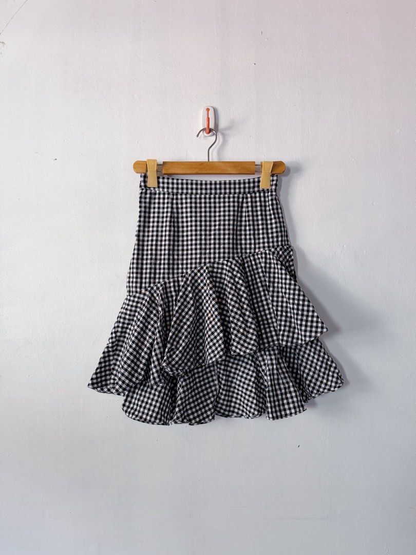 Checkered Skirt (Category: Skirts) located in Taguig. Submitted by angellicaaaa_ (Listing ID 1468215454, Image 1). Description: Size 26 No flaws .