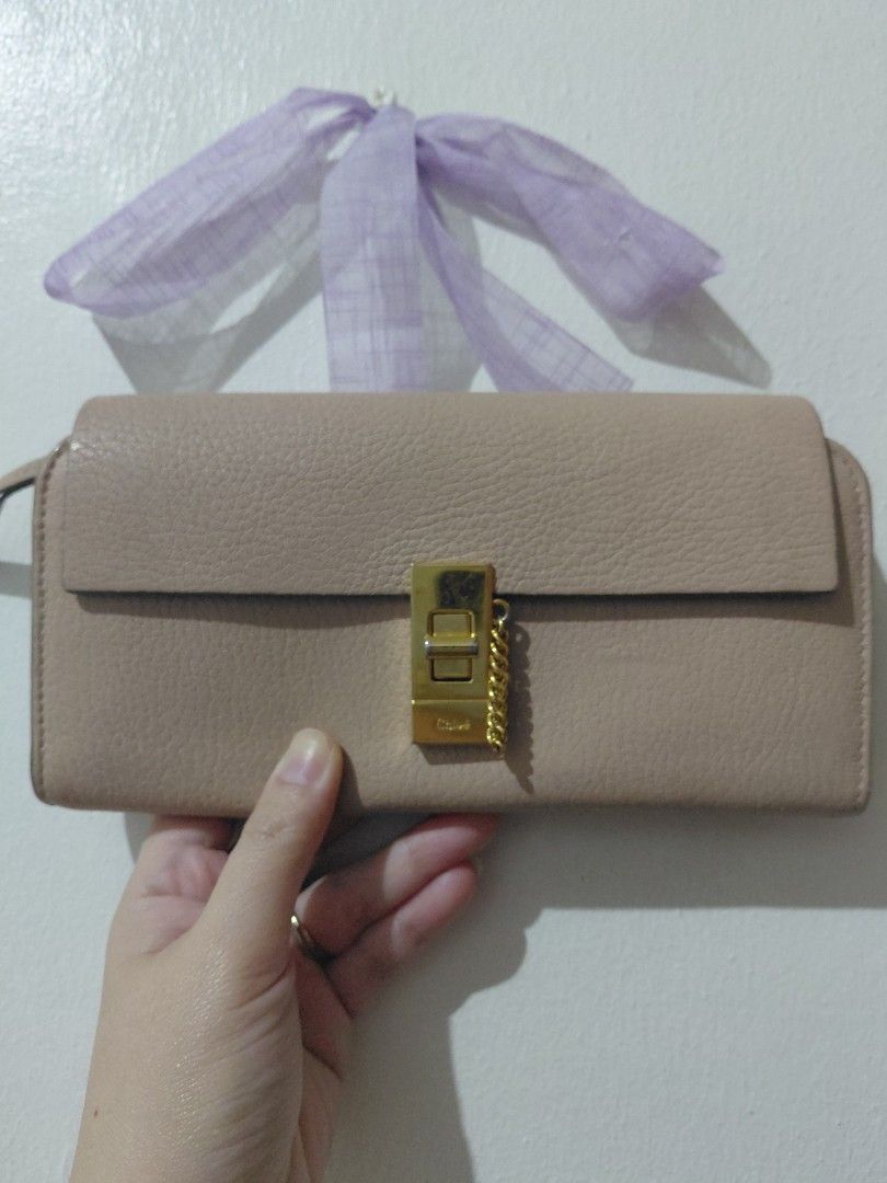 Chloé Drew Bifold Continental Wallet (Category: Wallets & Card holders) located in Tarlac. Submitted by wornwardrobe (Listing ID 1468279002, Image 1). Description: -Authentic Chloé Drew wallet -With coin and card slots inside -Hologram still intact -Scratches on hardware and some dirt/marks, see photos Kindly note that all items are stored at my parents’ house and not on hand. Retrieval takes up to 2 weeks before shipping. Please purchase only if