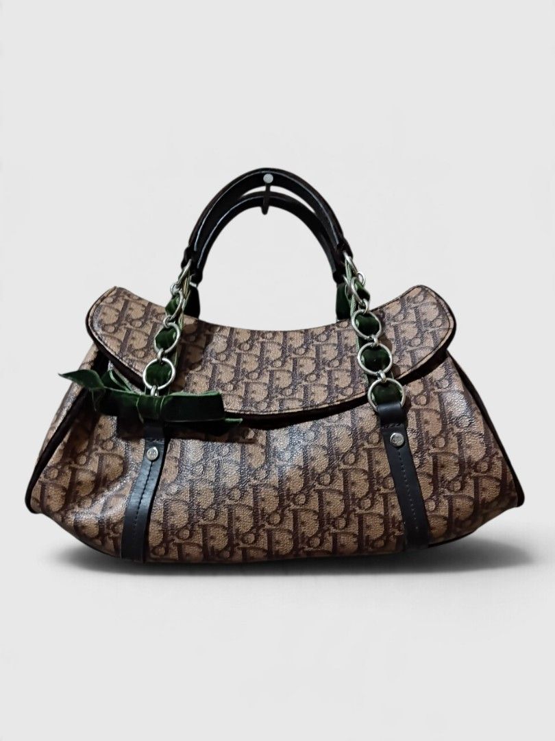 Christian dior (Category: Luxury Bags & Wallets) located in Malasiqui. Submitted by v.hype (Listing ID 1468176590, Image 1). Description: Christian dior issue minimal crack sa side corner Ng bag check nyo lang pO detail's pic price : 7500 pesos + ship.