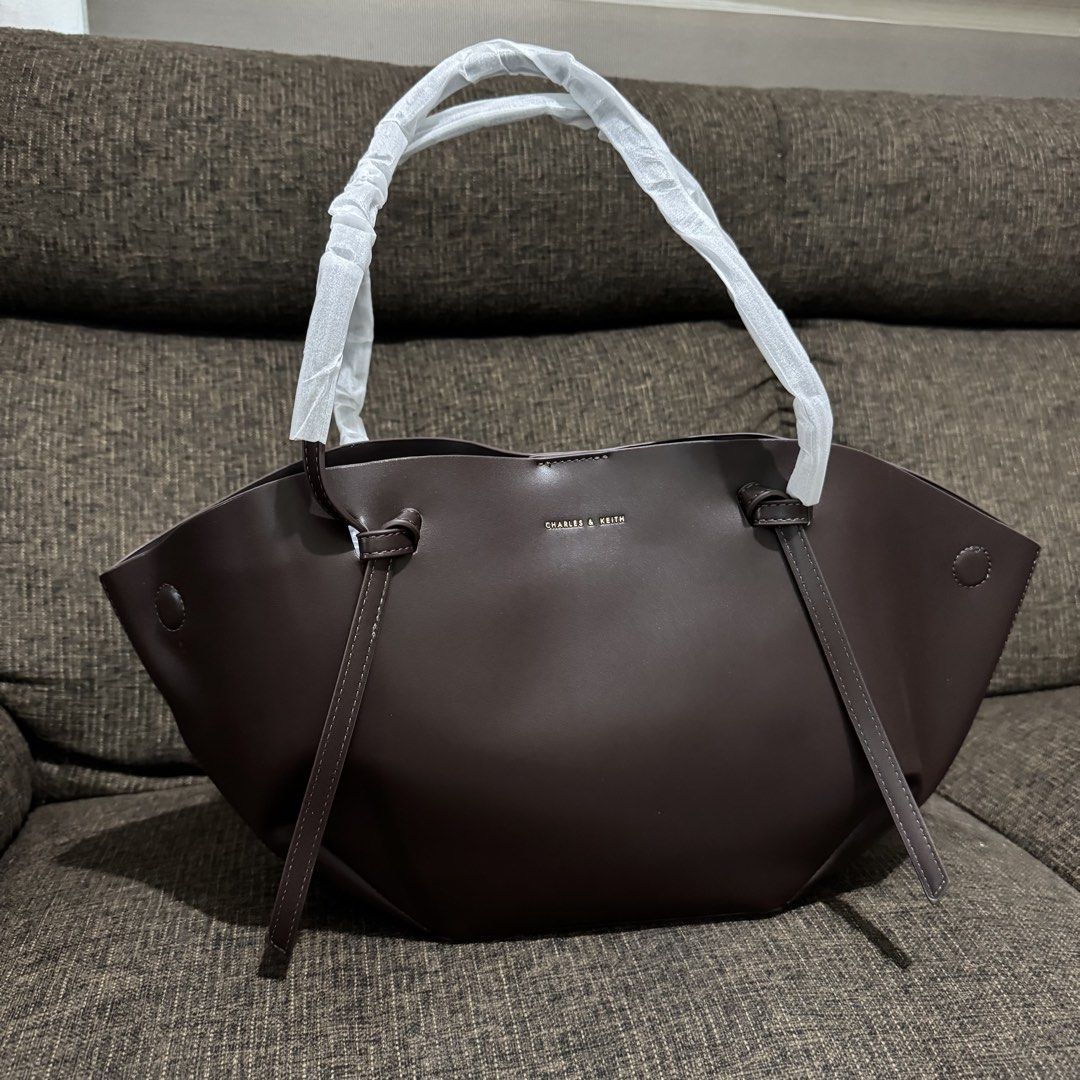 C&K Calla tote with pouch (Category: Tote Bags) located in Bulacan. Submitted by mykakarizza (Listing ID 1468155813, Image 2). Description: ONHAND RESTOCK!! Espresso, Moss & White onlyy ✨✨ ₱950 onlyy C&K Calla tote Strap drop length 31 cm Strap length 66 cm Width 18-40 cm Depth 10 cm Height 23 cm Add paperbag 100 📸 Actual pics! 🙋🏻‍♀️ ─── ✦ ─── ✦ ─── ✦ ─── ✦ ─── 🛍️ LOOKING FOR MORE RESELLERS 🛍️ ✨ Buy 3 pcs of ANY items — FREE SHIPPING NA!🚚 ✨