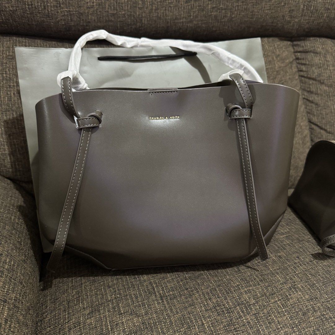 C&K Calla tote with pouch (Category: Tote Bags) located in Bulacan. Submitted by mykakarizza (Listing ID 1468157649, Image 3). Description: ONHAND RESTOCK!! Espresso, Moss & White onlyy ✨✨ ₱950 onlyy C&K Calla tote Strap drop length 31 cm Strap length 66 cm Width 18-40 cm Depth 10 cm Height 23 cm Add paperbag 100 📸 Actual pics! 🙋🏻‍♀️ ─── ✦ ─── ✦ ─── ✦ ─── ✦ ─── 🛍️ LOOKING FOR MORE RESELLERS 🛍️ ✨ Buy 3 pcs of ANY items — FREE SHIPPING NA!🚚 ✨