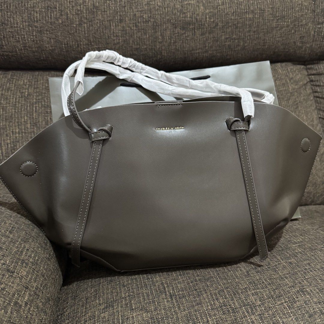 C&K Calla tote with pouch (Category: Tote Bags) located in Bulacan. Submitted by mykakarizza (Listing ID 1468157649, Image 2). Description: ONHAND RESTOCK!! Espresso, Moss & White onlyy ✨✨ ₱950 onlyy C&K Calla tote Strap drop length 31 cm Strap length 66 cm Width 18-40 cm Depth 10 cm Height 23 cm Add paperbag 100 📸 Actual pics! 🙋🏻‍♀️ ─── ✦ ─── ✦ ─── ✦ ─── ✦ ─── 🛍️ LOOKING FOR MORE RESELLERS 🛍️ ✨ Buy 3 pcs of ANY items — FREE SHIPPING NA!🚚 ✨
