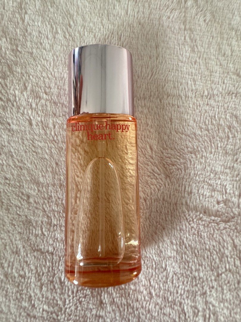 📍Clinique Happy Heart Mini Perfume 7ml (Category: Fragrance & Deodorants) located in Mandaluyong City. Submitted by nescreates (Listing ID 1468071389, Image 1). Description: - Brand: Clinique Happy Heart - Size: 7ml / 0.24 fl. oz. (Trial size spray bottle) - Packaging: Pink lettering on glass with a silver cap - Batch Code: A19 - Ideal for handbags, travel, or desk touch-ups - 100% authentic and ready to ship.