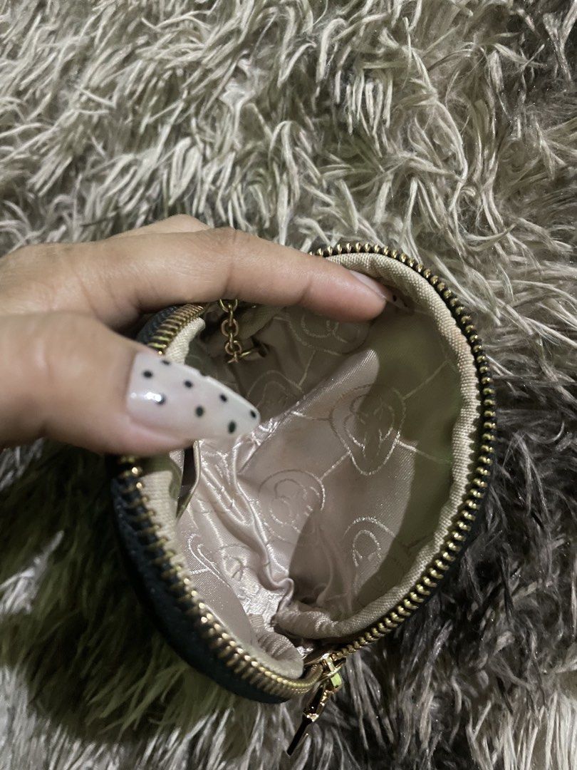 CLN WALLET ALMOST BRANDNEW (Category: Luxury Bags & Wallets) located in Manila. Submitted by coolcrystal_cbe2ed (Listing ID 1468115206, Image 3). Description: COMPLETE CONCLUSION BOX/DUST BAG.