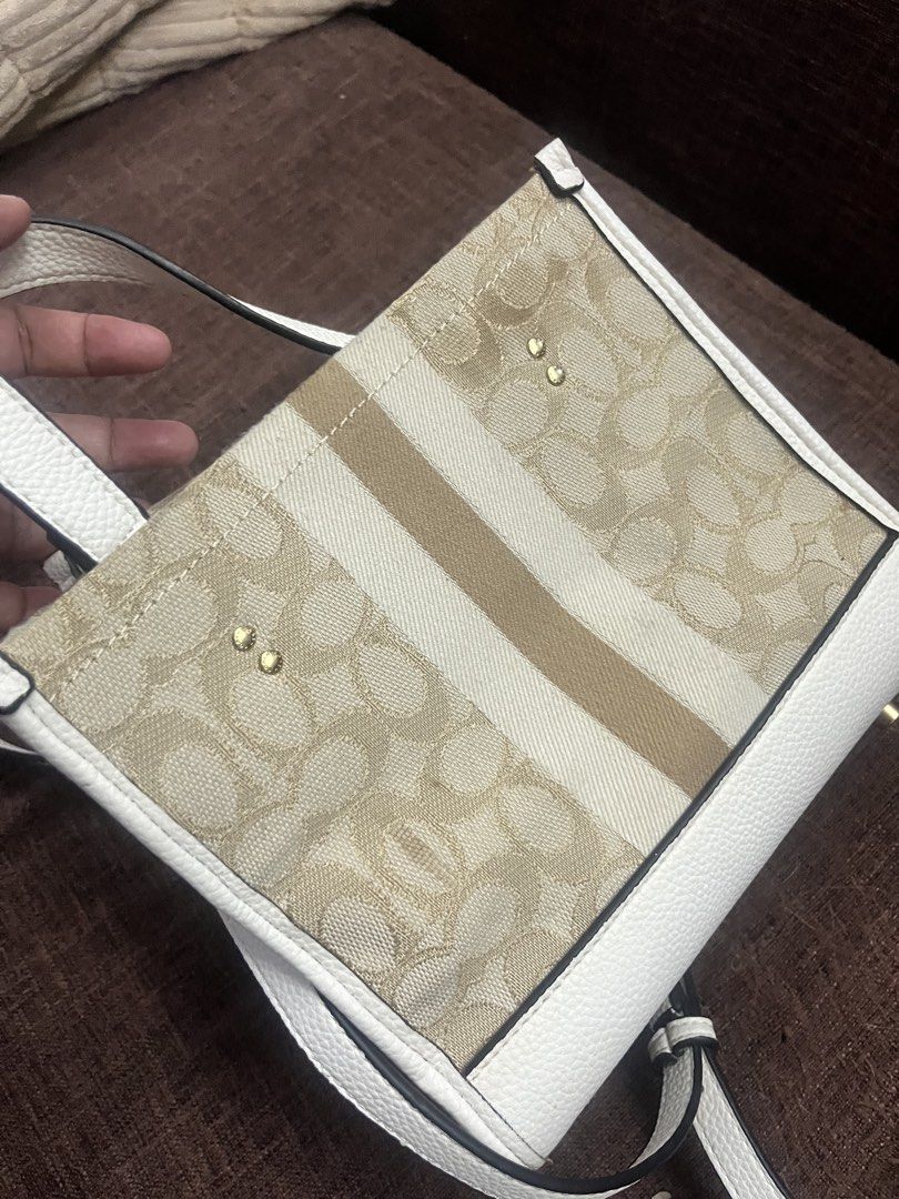 Coach (Category: Cross-body Bags) located in Quezon City. Submitted by retann (Listing ID 1466968316, Image 3). Description: Thrifted in HK Medium sized Looks new.