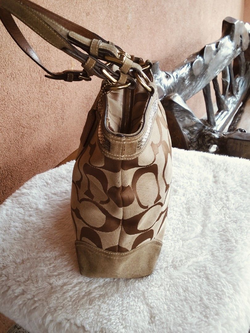 Coach (Category: Luxury Bags & Wallets) located in Tuguegarao City. Submitted by luxthrifttuguegarao (Listing ID 1468064473, Image 3). Description: in good condition med size .