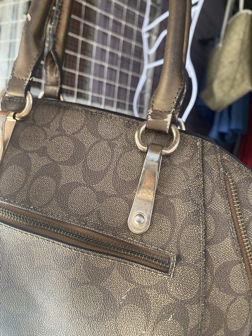 Coach (Category: Shoulder Bags) located in Manila. Submitted by freshfindresale (Listing ID 1468125037, Image 3). Description: Good condition Sign of usage Need wash Naalikabokan Scratches .