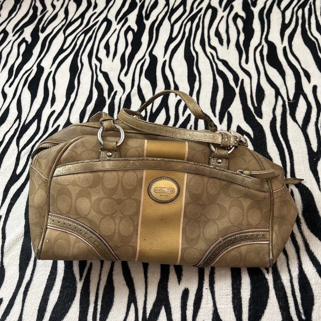 Coach bag (Category: Shoulder Bags) located in Manila. Submitted by royaldripmanila (Listing ID 1468240318, Image 1). Description: Sign of usage W14.5 L8.