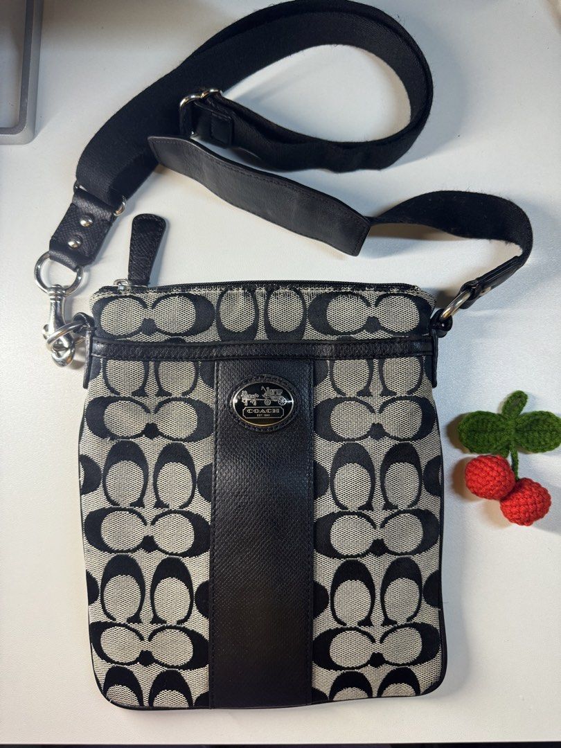 Coach crossbody bag (Category: Luxury Bags & Wallets) located in Lagawe. Submitted by favorsnflavors69115 (Listing ID 1468155153, Image 1). Description: 999 + 54 sf j&t.