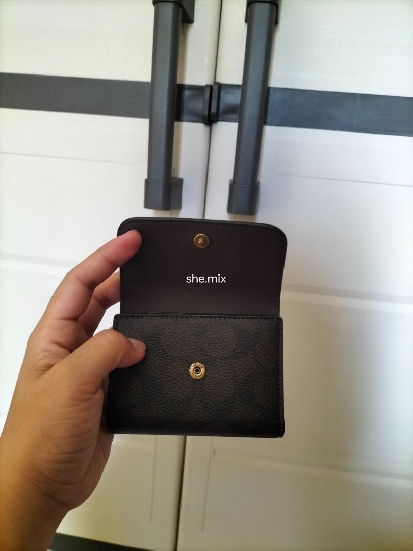 Coach essential card holder wallet (Category: Luxury Bags & Wallets) located in Cainta. Submitted by shemix (Listing ID 1468136506, Image 3). Description: Original. With carecard and polyplastic. Used once only! Like new condition. ✨😍 Free sf via j&t. If lalamove, you can book for your assurance. May tawad pa sa sure buyer. 😂.