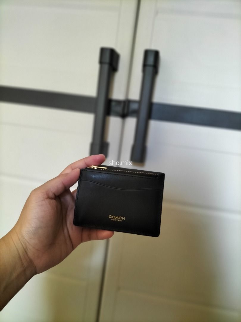 Coach essential card holder wallet (Category: Luxury Bags & Wallets) located in Cainta. Submitted by shemix (Listing ID 1468136506, Image 2). Description: Original. With carecard and polyplastic. Used once only! Like new condition. ✨😍 Free sf via j&t. If lalamove, you can book for your assurance. May tawad pa sa sure buyer. 😂.