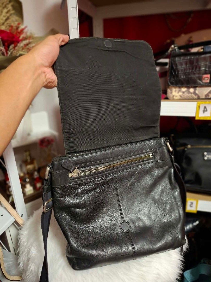 Coach Leather Flap Crossbody Bag Black (Category: Luxury Bags & Wallets) located in Quezon City. Submitted by 88bagelya_ni_rhen88 (Listing ID 1468276790, Image 2). Description: preloved from japan.