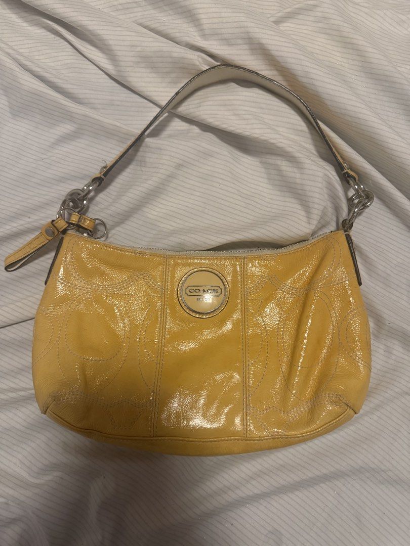 Coach Patent Leather Shoulder Bag (Category: Shoulder Bags) located in Rizal. Submitted by youngcloud-b67e (Listing ID 1468139166, Image 1). Description: Authentic Ykk zip Clean loob .