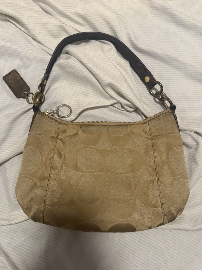 Coach Poppy (Category: Shoulder Bags) located in Rizal. Submitted by youngcloud-b67e (Listing ID 1468138881, Image 2). Description: Authentic YkkZip Signs of usage Favvv.