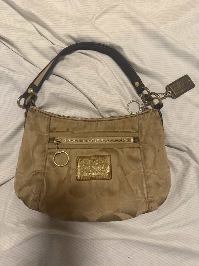 Coach Poppy (Category: Shoulder Bags) located in Rizal. Submitted by youngcloud-b67e (Listing ID 1468138881, Image 1). Description: Authentic YkkZip Signs of usage Favvv.
