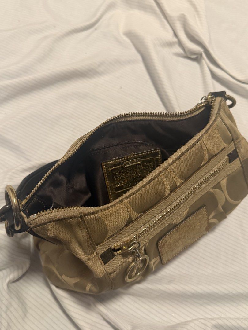 Coach Poppy (Category: Shoulder Bags) located in Rizal. Submitted by youngcloud-b67e (Listing ID 1468138881, Image 3). Description: Authentic YkkZip Signs of usage Favvv.