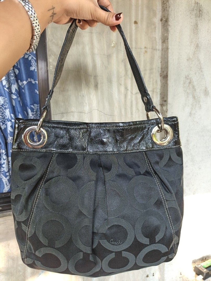 Coach shoulder bag (Category: Luxury Bags & Wallets) located in Quezon, Isabela. Submitted by ukay-ukaybylyn (Listing ID 1468081746, Image 2). Description: no rubs issue creed sa loob and sign of use sa handle/strap nya minimal lang.