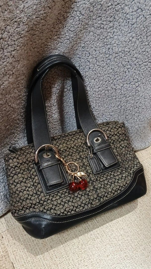 Coach Signature Soho Tote Bag (Category: Shoulder Bags) located in Trece Martires City. Submitted by shawarmaricenice (Listing ID 1468135018, Image 1). Description: For sale! Coach Soho Signature Tote bag F10927 - includes hangtag - ykk zipper - negotiable - 9.5/10 condition - SF must be shouldered by the buyer Just send me a message if you're interested! 💌.