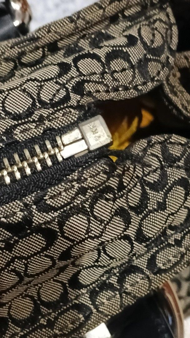 Coach Signature Soho Tote Bag (Category: Shoulder Bags) located in Trece Martires City. Submitted by shawarmaricenice (Listing ID 1468135018, Image 3). Description: For sale! Coach Soho Signature Tote bag F10927 - includes hangtag - ykk zipper - negotiable - 9.5/10 condition - SF must be shouldered by the buyer Just send me a message if you're interested! 💌.