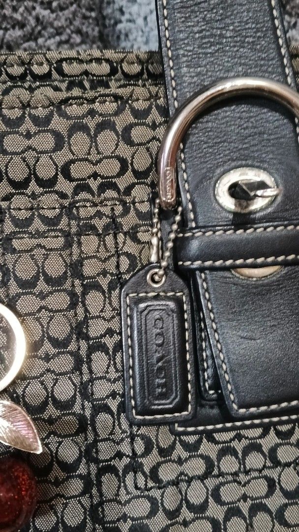 Coach Signature Soho Tote Bag (Category: Shoulder Bags) located in Trece Martires City. Submitted by shawarmaricenice (Listing ID 1468135018, Image 2). Description: For sale! Coach Soho Signature Tote bag F10927 - includes hangtag - ykk zipper - negotiable - 9.5/10 condition - SF must be shouldered by the buyer Just send me a message if you're interested! 💌.