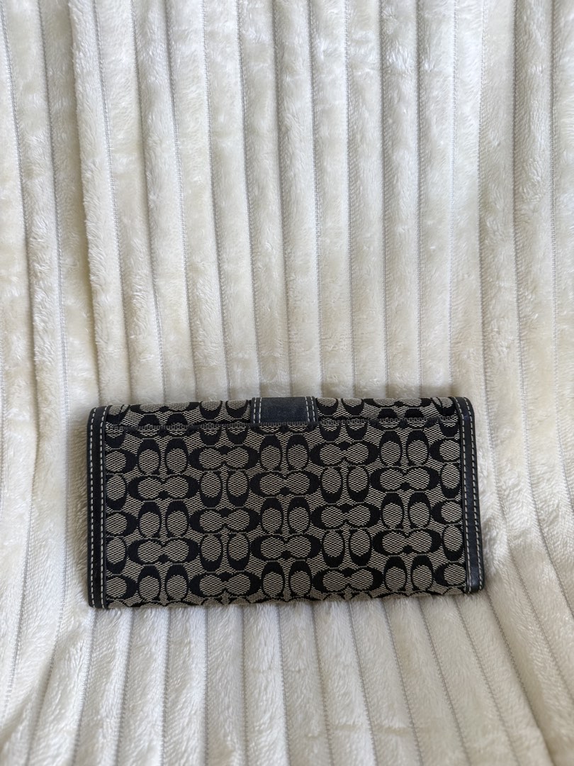 Coach soho long wallet unisex (Category: Luxury Bags & Wallets) located in San Pablo. Submitted by bagelyuuh.by.neel (Listing ID 1468262313, Image 2). Description: .