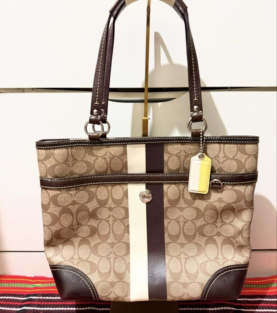 Coach tote bag (Category: Luxury Bags & Wallets) located in Manila. Submitted by natspalisoc (Listing ID 1468119969, Image 1). Description: Original Payment mode: Gcash Shipping: Lalamove.