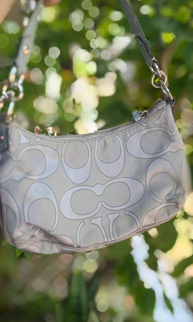 Co@ch Kili Bag (Category: Shoulder Bags) located in Bacolod City. Submitted by darriebags88 (Listing ID 1468087321, Image 2). Description: handle issue no rubs s canvass.