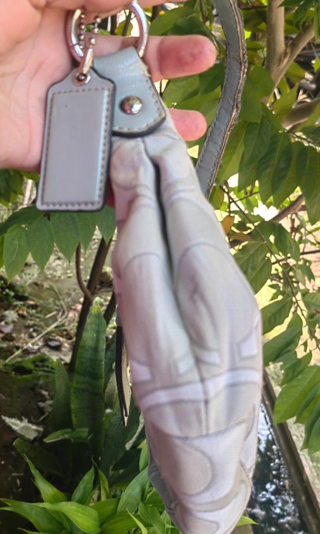 Co@ch Kili Bag (Category: Shoulder Bags) located in Bacolod City. Submitted by darriebags88 (Listing ID 1468087321, Image 3). Description: handle issue no rubs s canvass.