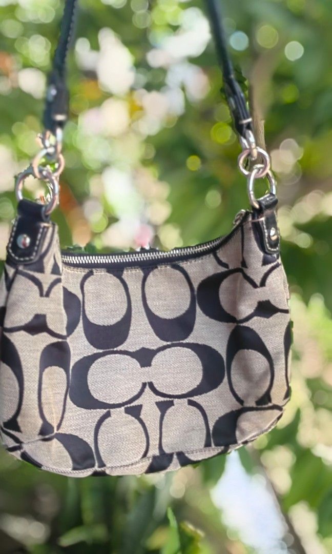 Co@ch Kili Canvass (Category: Shoulder Bags) located in Bacolod City. Submitted by darriebags88 (Listing ID 1468087177, Image 2). Description: auth no cracks s handle intact rubber linjng.