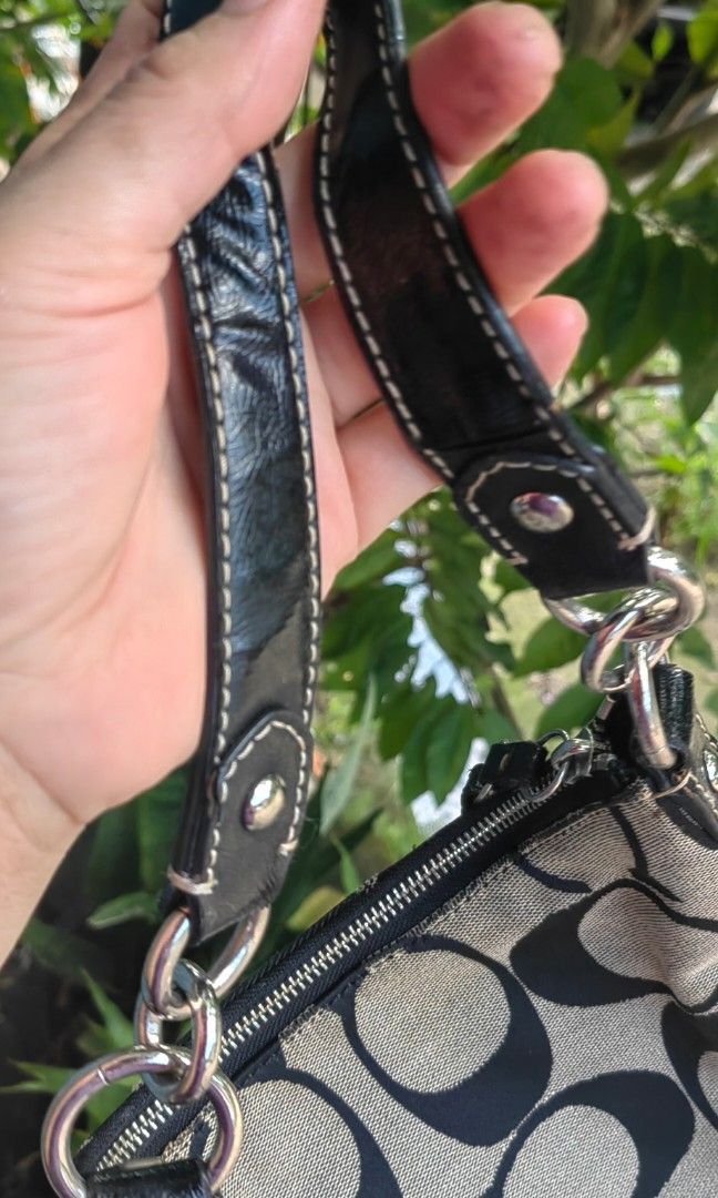 Co@ch Kili Canvass (Category: Shoulder Bags) located in Bacolod City. Submitted by darriebags88 (Listing ID 1468087177, Image 3). Description: auth no cracks s handle intact rubber linjng.