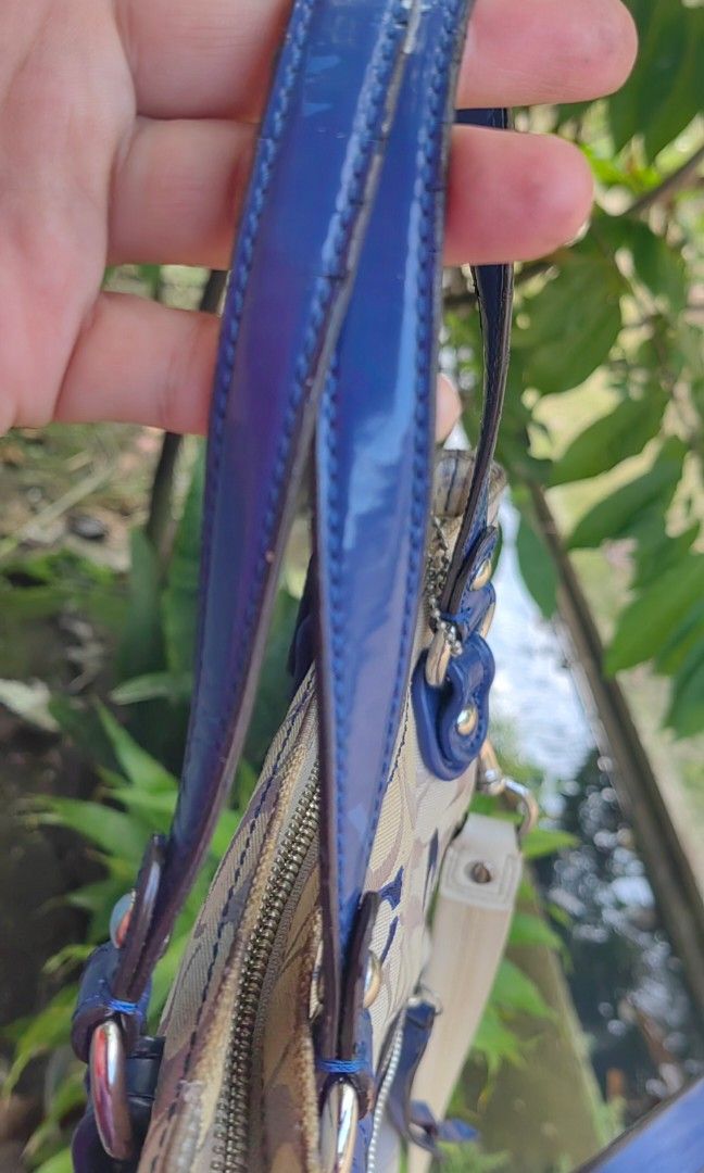 Co@ch Med size Canvass (Category: Shoulder Bags) located in Bacolod City. Submitted by darriebags88 (Listing ID 1468087496, Image 3). Description: no rubs no cracks.