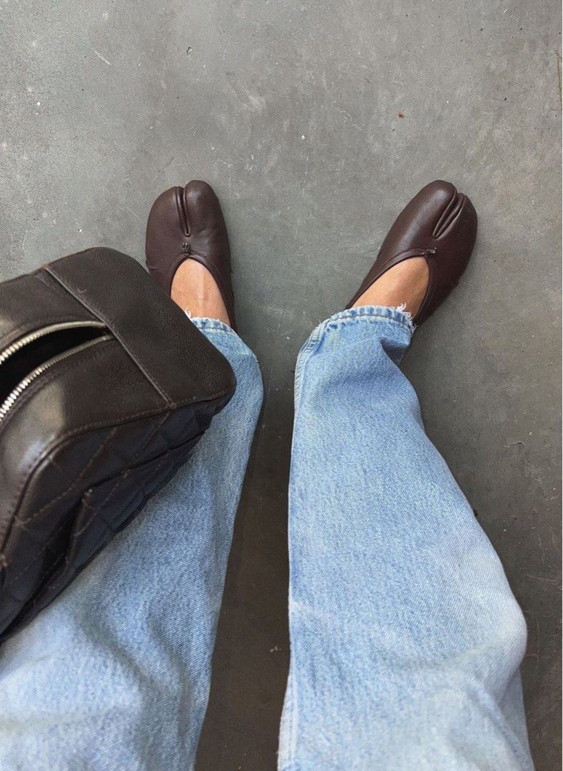 Coffee brown tabi shoes/ flats (Category: Flats & Sandals) located in Manila. Submitted by brownbutterlatte (Listing ID 1468136624, Image 1). Description: Super soft & comfortable. RFS: Don’t use it that much. Fits size 7-8. .