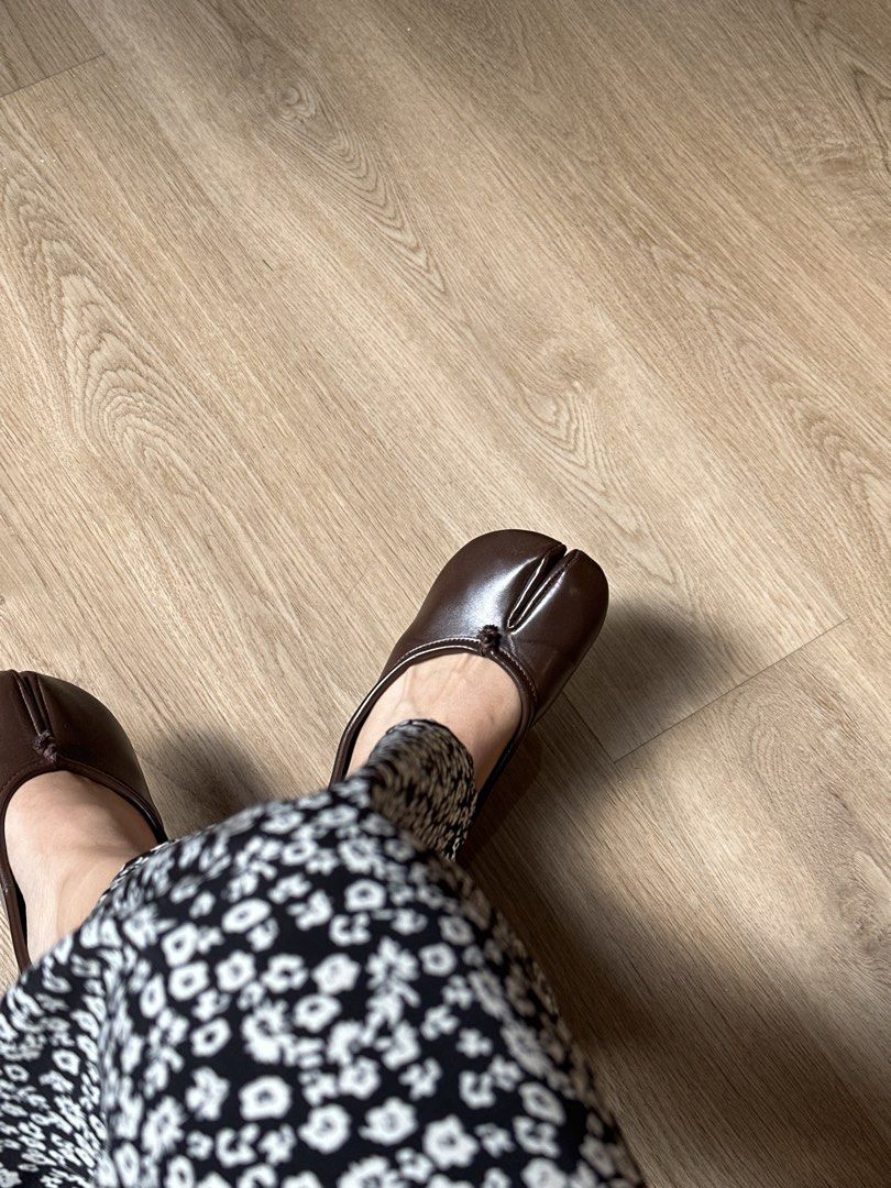 Coffee brown tabi shoes/ flats (Category: Flats & Sandals) located in Manila. Submitted by brownbutterlatte (Listing ID 1468136624, Image 2). Description: Super soft & comfortable. RFS: Don’t use it that much. Fits size 7-8. .