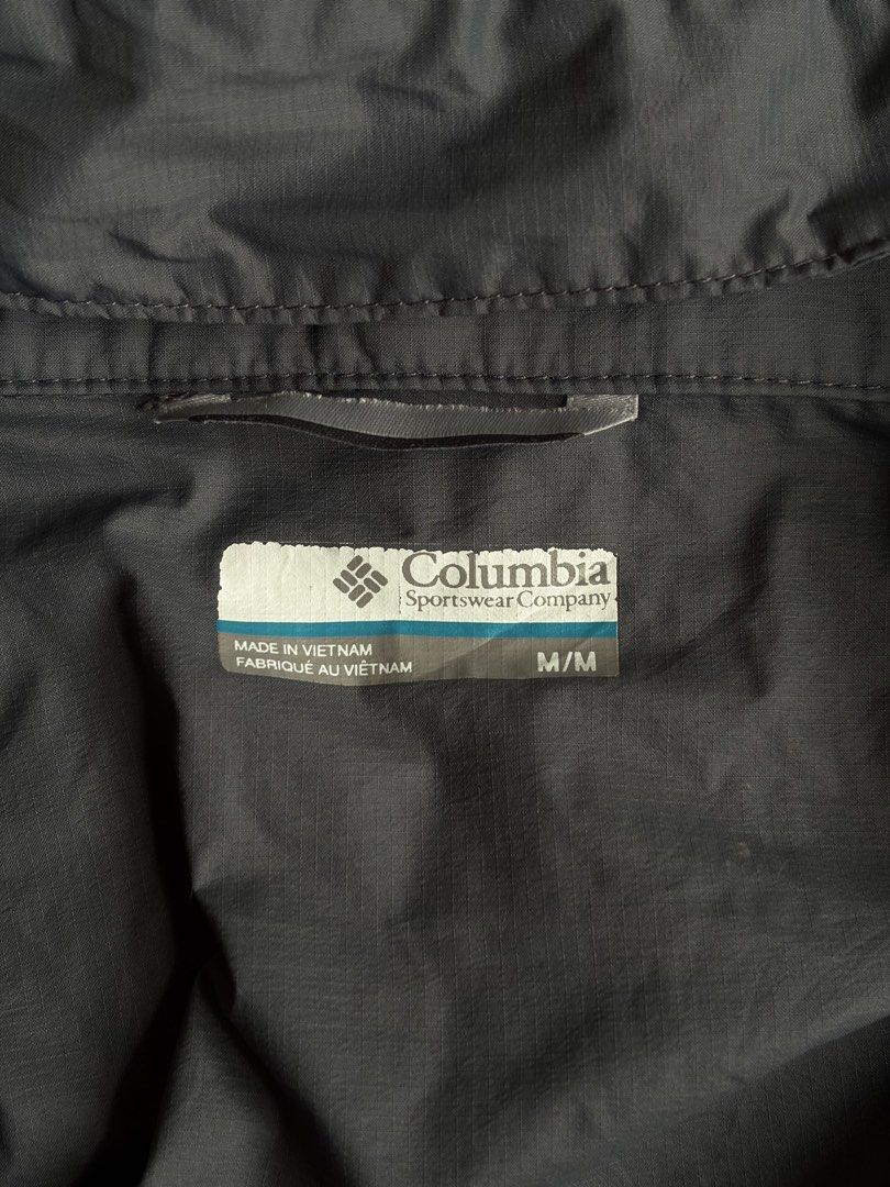 Columbia Packable Hooded Windbreaker Grey Size M (Category: Coats, Jackets and Outerwear) located in Kibawe. Submitted by jeloots (Listing ID 1468086408, Image 3). Description: - Brand: Columbia - Color: Grey - Size: Medium (Regular Fit) - Material: 100% Tactel Nylon (Shell) - Origin: Made in Vietnam - Features: Full zip closure, attached hood, packs down into its own pocket - Condition: Clean inside and out, excellent lightweight layer for breez