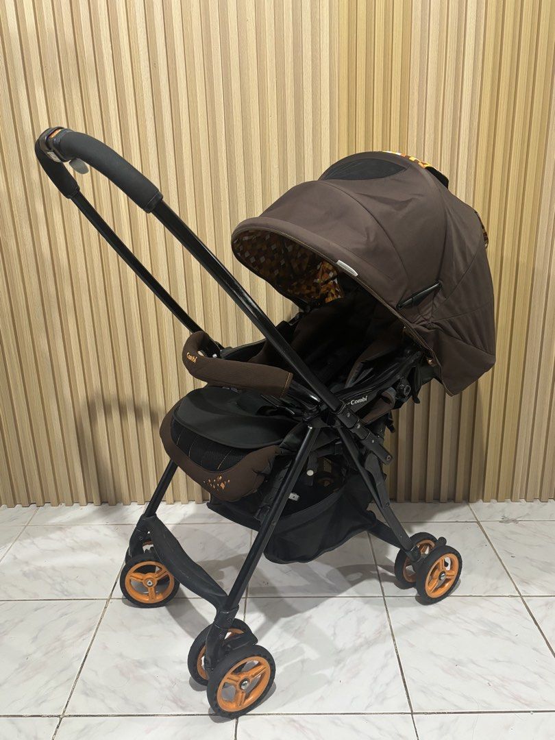 COMBI Mechacal first 🟠🟤 (Category: Strollers) located in Valenzuela. Submitted by jen_prelovedcorner.2 (Listing ID 1468061166, Image 3). Description: COMBI Mechacal first 🟠🟤 ✅Lightweight ✅Reversible handle ✅Suitable for 0 up to 4 years old ✅5 point safety belt ✅Easy to open and fold ✅Stands alone when folded SALE 2,700 only 🫶🏻 Location Valenzuela City.