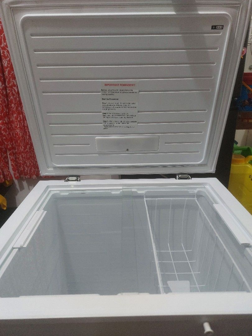 Condura Chest Freezer (Category: Refrigerators and Freezers) located in Caloocan City. Submitted by erenzmonzor (Listing ID 1468174680, Image 2). Description: Condura Chest Freezer Type: Chest Freezer Inveter Capacity, Freezer: 198L Capacity, Total Shelf Area: 198L Defrost System: Manual Temperature Control: Mechanical No. of Freezer Shelves: 1x - Basket wire Refrigerator Light: LED Insulation: Foam Color: White Net Weight (kg): 27.5 Gross Weight